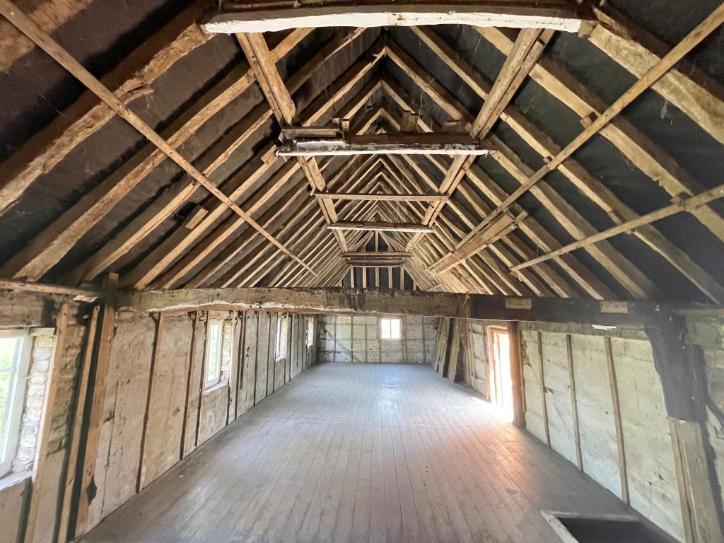 Lot: 98 - SUBSTANTIAL PERIOD HOUSE AND COACH HOUSE ON LARGE PLOT WITH POTENTIAL - First floor of coach house